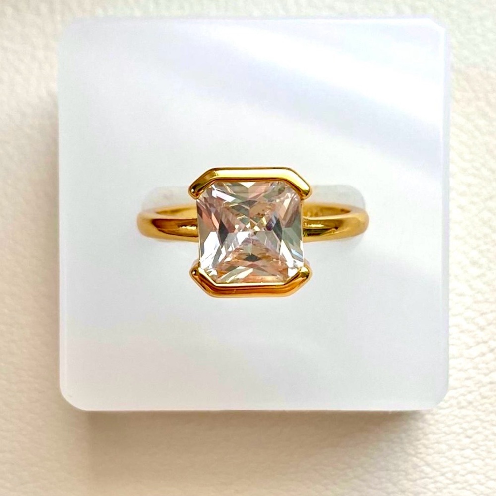 Elegant Gold and square cut Ring